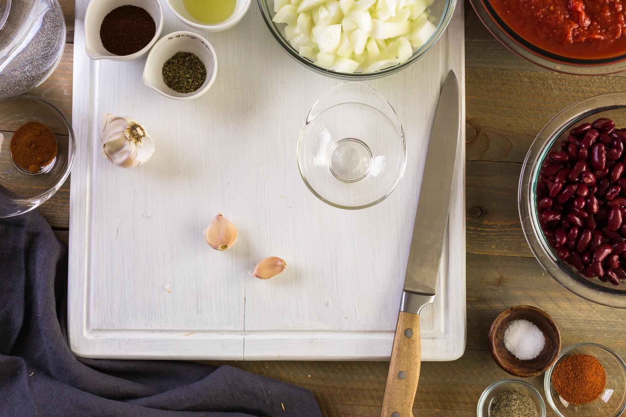 Mesa con ingredientes organizados